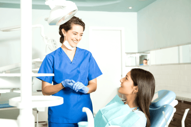 paziente e dentista sorridenti in clinica dentale