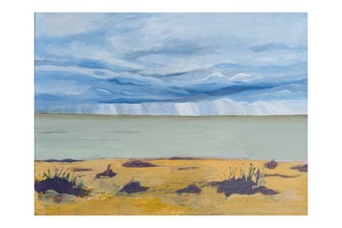 Meereslandschaft mit bläulichen Regenwolken und Strandpflanzen mit grünem Meer und gelbem Ocke