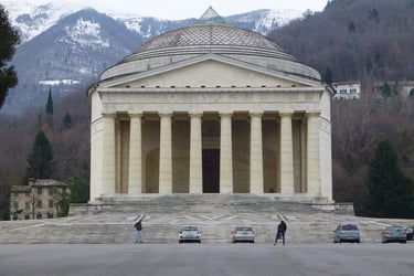 tempio di canova - https://it.wikipedia.org/wiki/Tempio_Canoviano#/media/File:Facade_of_Tempio_Canoviano_-_Possagno_-_Provinc