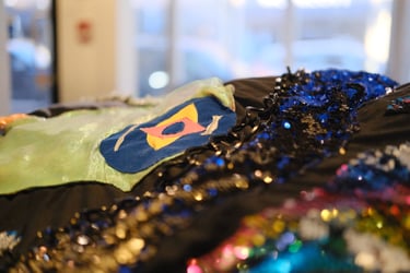 A round 1 meter sparkly soft velvet cushion vibrating with underwater sounds of geese and trains