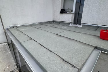 Ein neu abgedichtest Flachdach mit Bitumen und Flüssigkunsstoff