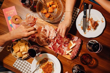 Tagliere di salumi misti con gnocco fritto e vino rosso