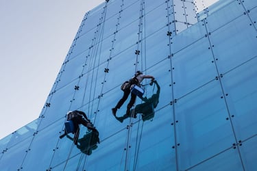 alt="Nettoyage de vitres en hauteur en Haute-Savoie Annecy"