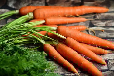 a bunch of carrots and carrots on a table
