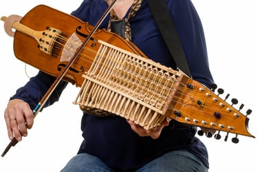 Claudia spielt Nyckelharpa aus Leidenschaft