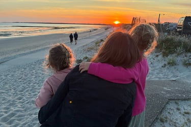 Coucher de soleil sur la plage de Penvins, moment paisible près du camping