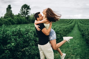 Pareja feliz abrazándose.
