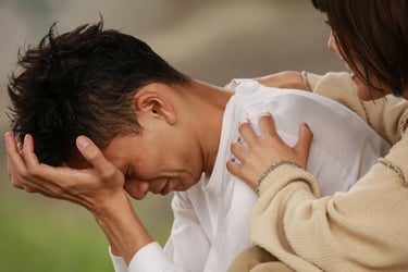 Pareja de novios triste y pidiendo perdón.