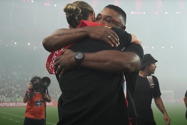 Abraço entre os técnicos de Flamengo e Internacional no primeiro duelo do ano, pelo Brasileirão.