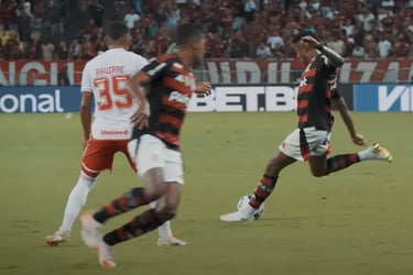 Bruno Henrique em lance na partida contra o Internacional
