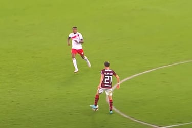 Filipe Luís em campo contra o Internacional na Libertadores de 2019.