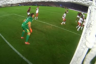 Gol de cabeça de Bruno Henrique, pela Libertadores 2025, contra o Internacional.
