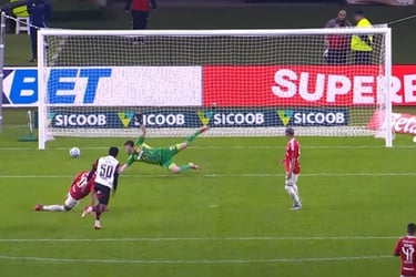 Plata marcou terceiro gol do Flamengo contra o Internacional em Porto Alegre na noite desse Domingo.