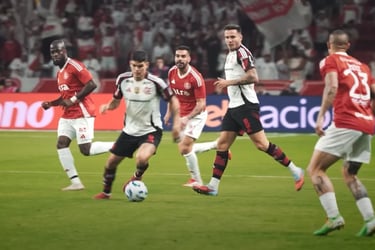 Lance do Inter 1 x 3 Flamengo, pela 20ª rodada do Brasileirão 2025.
