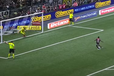Momento da cobrança de Wallace Yan.