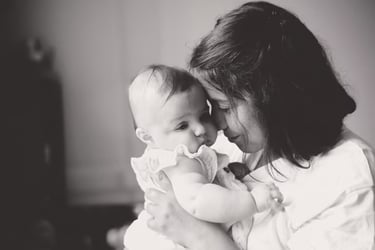 jeune bebe porté par sa maman