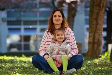 Diana e Viola sedute nel prato