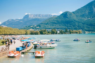 lac d'Annecy en été, double saisonnalité du SEO local