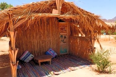 Husha traditionnelle en bambou sur la plage au Bedouin Star Ras Shitan