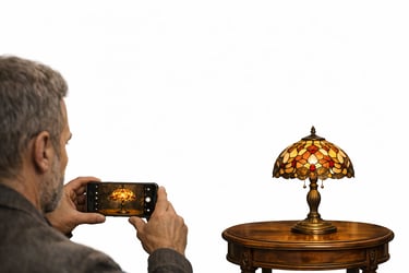 Un homme qui prend en photo une lampe apposé sur une table