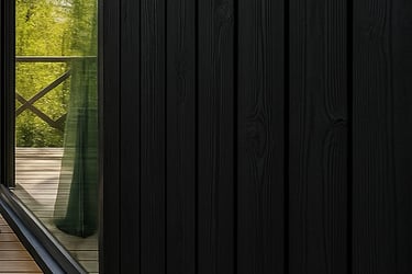 Maison en bois peinte en peinture suédoise noire avec contours de fenêtres blancs