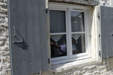 Des volet en bois gris avec une peinture naturelle moins chère à l'achat et en simple en entretien