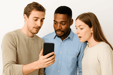 Pessoas admiradas com o Pivô Card do EscritórioON