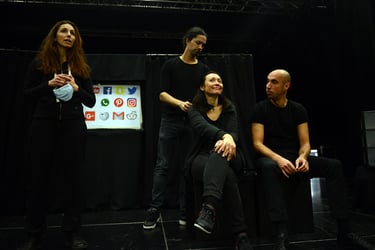 2 hommes et 2 femmes sont côte à côte décontractés sur scène devant affichage réseaux sociaux forum 