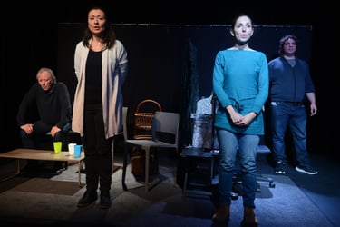 2 comédiennes chantent avec 2 hommes derrière silencieux forum violences faites aux femmes