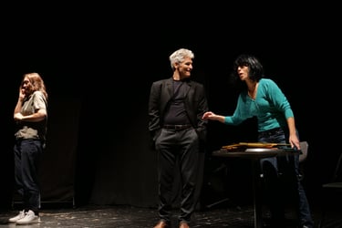 1 homme et 1 femme se moquent d'une autre femme forum douleur chronique