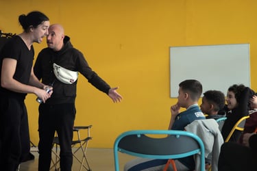 2 hommes comédiens de profil et debout sont regardés par de jeunes enfants forum trafic de drogue