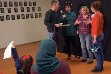 forum bénévolat 4 personnes en discussion sur scène