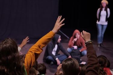 forum incivilités un bras levé dans le public pour prendre la parole