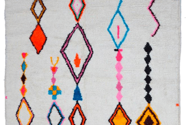 tapis amazigh en laine avec motifs géométriques et colorés traditionnels