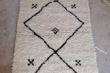 	tapis berbère Beni Ouarain en laine avec motifs noirs sur fond clair