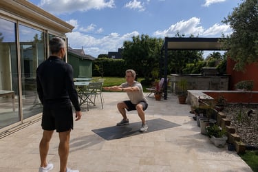 Séance de coaching sportif à domicile en extérieur avec un client 50+ sur une terrasse privée dans le Golfe du Morbihan.