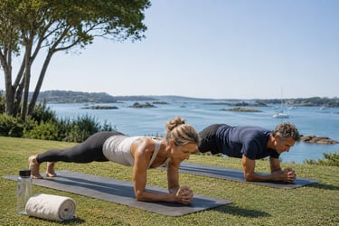 Couple en séance de Pilates sous un beau soleil matinal au bord du Golfe du Morbihan