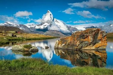 Pic du Matterhorn dans les alpes suisses se reflétant dans un lac