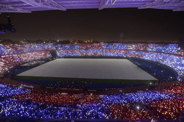 Vista panorâmica das arquibancadas lotadas do estádio La Nueva Olla em Assunção, nas cores azul e vermelho.