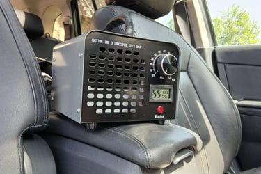 Le générateur d'ozone fonctionnant dans une voiture : enlever les mauvaises odeurs.