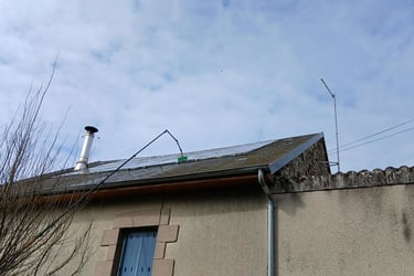 Perche eau pure en action sur une toiture avec panneaux solaires en Creuse 23 - Fursac