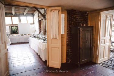 Buffetbereich während eines Hochzeitsempfangs.