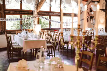 Vorbereitete Tische für den Hochzeitsempfang.