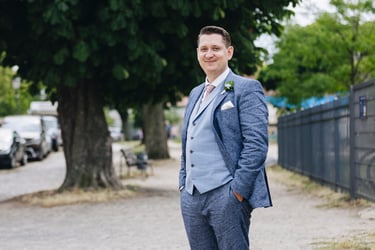 Porträt des Bräutigams in einem blauen Anzug.