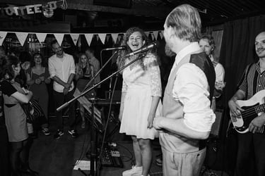 Ein glückliches Brautpaar, das auf der Bühne sitzt.