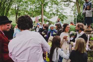 Hochzeitsgäste gratulieren Braut und Bräutigam.