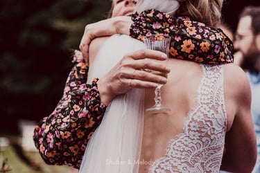 Gast gratuliert Braut mit einem Glas Champagner.