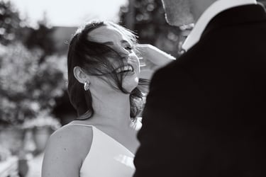 Der Bräutigam richtet die Haare der Braut.