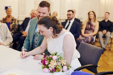 Braut unterzeichnet Heiratsurkunde.