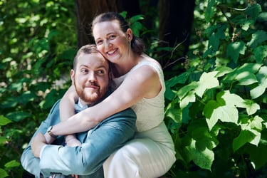 Hochzeitspaar-Porträt in einem Park.